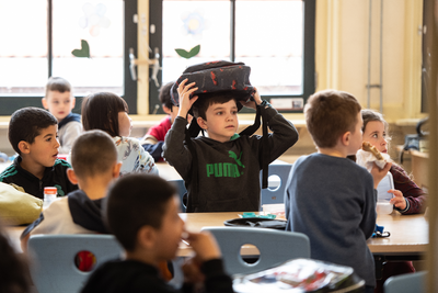 911120 Portret van de 8-jarige Mischa uit Oekraïne die met zijn ouders gevlucht is uit Kiev na de Russische inval en ...